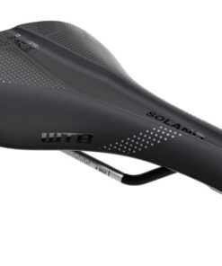 Solano Wide Fusion Form Cromoly  Black Saddle
 DIMENSIONS: 157 x 240mm 
 PADDING: MediumDer Solano ist der kleine Bruder des Solano SL. Gefertigt aus hochwertigem Materialien, mit mehr Polsterung als der SL ist der Solano sowohl leicht als auch äußerst langlebig und komfortabel für lange Tage auf dem Rad. Mit seinem kompakten Mass und dynamischem Design ist er ebenso auffallend wie leistungsorientiert.