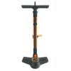 SKS Pompe à pied Air-X-Plorer Digi 10.0 acier multi valve noir/orange SKS Pompe à pied Air-X-Plorer Digi 10.0 acier multi valve noir/orange