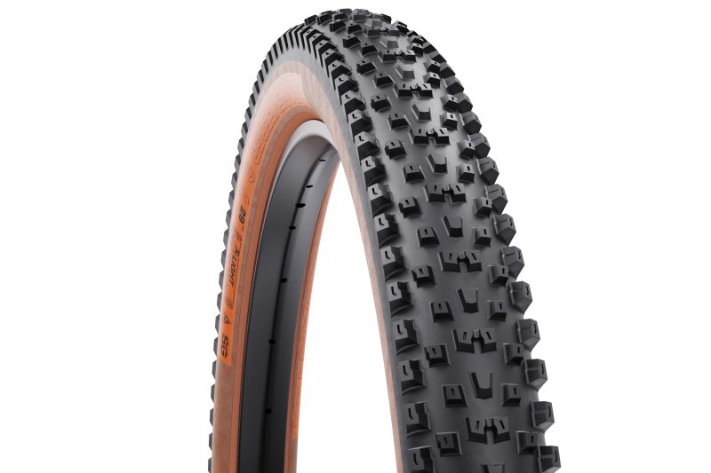 Peacekeeper 2.4 x 29' TCS Light/ Fast Rolling 120tpi TriTec SG tire (tan)
Einsatzbereich: XC, Trail, Downcountry
Bedingungen: Loose Over Hard, Dirt, Loose, Rocky
Der WTB Peacekeeper 29" x 2.4“ ist ein Performance-Mountainbike-Reifen für alle Bedingungen. Ausgestattet mit schnell rollenden Mittelstollen für Top Speed und "DH-Style"-Kurvennoppen sorgt er für präzises Handling und Kontrolle. Das gut abgestufte Profildesign ermöglicht eine hervorragende Selbstreinigung, während scharfe Kanten eine hervorragende Traktion bei unterschiedlichen Bedingungen garantieren. Der Peacekeeper ist sowohl für den Vorder- als auch für den Hinterradeinsatz konzipiert. Der schnelle Downcountry-Reifen für aggressives Trail-Riding ohne Ende! Peacekeeper 2.4 x 29' TCS Light/ Fast Rolling 120tpi TriTec SG tire (tan)
Einsatzbereich: XC, Trail, Downcountry
Bedingungen: Loose Over Hard, Dirt, Loose, Rocky
Der WTB Peacekeeper 29" x 2.4“ ist ein Performance-Mountainbike-Reifen für alle Bedingungen. Ausgestattet mit schnell rollenden Mittelstollen für Top Speed und "DH-Style"-Kurvennoppen sorgt er für präzises Handling und Kontrolle. Das gut abgestufte Profildesign ermöglicht eine hervorragende Selbstreinigung, während scharfe Kanten eine hervorragende Traktion bei unterschiedlichen Bedingungen garantieren. Der Peacekeeper ist sowohl für den Vorder- als auch für den Hinterradeinsatz konzipiert. Der schnelle Downcountry-Reifen für aggressives Trail-Riding ohne Ende!