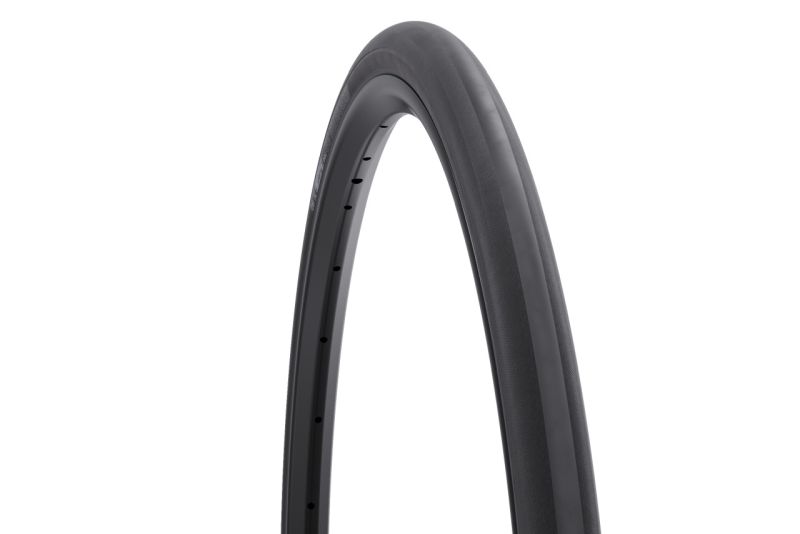 Exposure 32 x 700 TCS Light/Fast Rolling 120tpi Dual DNA SG tire
Einsatzbereich: Adventure Road
Bedingungen: Asphalt
Die glatte Mittellinie des Exposure optimiert die Effizienz, während die schraffierten Außenkanten für Kurvensicherheit auf rauen, unvorhersehbaren Oberflächen sorgen. Exposure verfügt über eine großvolumige Tubeless-Karkasse, um rauen Asphalt bequem zu bewältigen und dennoch die Schnelligkeit eines meist glatten Straßenreifens zu bieten. Exposure 32 x 700 TCS Light/Fast Rolling 120tpi Dual DNA SG tire
Einsatzbereich: Adventure Road
Bedingungen: Asphalt
Die glatte Mittellinie des Exposure optimiert die Effizienz, während die schraffierten Außenkanten für Kurvensicherheit auf rauen, unvorhersehbaren Oberflächen sorgen. Exposure verfügt über eine großvolumige Tubeless-Karkasse, um rauen Asphalt bequem zu bewältigen und dennoch die Schnelligkeit eines meist glatten Straßenreifens zu bieten.