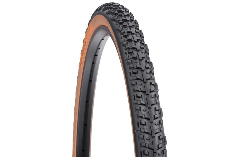 Nano 40 x 700 TCS Light/ Fast Rolling 60tpi Dual DNA SG tire tan
Einsatzbereich : Gravel, Cyclocross
Bedingungen: Hardpack, Dirt, Gravel
Das Nano ist auf Geschwindigkeit ausgelegt. Die fast ununterbrochene Mittellinie sorgt für schnelle Effizienz auf hartem Untergrund, während versetzte äußere Noppen den Kurvengrip erhöhen. Nano 40 x 700 TCS Light/ Fast Rolling 60tpi Dual DNA SG tire tan
Einsatzbereich : Gravel, Cyclocross
Bedingungen: Hardpack, Dirt, Gravel
Das Nano ist auf Geschwindigkeit ausgelegt. Die fast ununterbrochene Mittellinie sorgt für schnelle Effizienz auf hartem Untergrund, während versetzte äußere Noppen den Kurvengrip erhöhen.