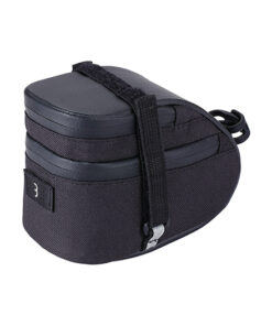 SATTELTASCHE EASYPACK L=750cm3, SWRZ. 
 Hochwertige Satteltasche mit ausgesuchten Materialien und Eigenschaften. Blaue Innenausstattung, für bessere Sichtbarkeit des Innenbereichs. Elastikband und Innentasche zum einfachen Verstauen Ihrer Sachen (Größe M und L). Wasserdichter und abschließbarer Reißverschluss, absolut geräuschfrei. LED-Rücklicht Montaghalterung. Klettverschlüsse, zur sicheren Befestigung. Rubber Befestigung an der Sattelstütze für zusätzliche Stabilität und Sicherheit. Die große Tasche ist in zwei Fächer unterteilt. Das obere Fach eignet sich perfekt zur Aufbewahrung von Geldbörse, Schlüsseln oder Dokumenten.