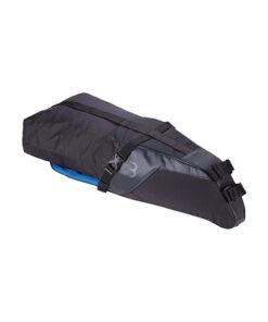 Nylon Satteltasche 10L 60x Ø10-20cm 450g Wetterfest
 Befestigungsbänder aus Nylon mit wetterfester Tragetasche. Problemlose Montage an Sattelschienen und Sattelstütze. Tasche mit einer Schnellverschluss-Schnalle abnehmbar, während das Gurtsystem am Sattel befestigt bleibt. PE-verstärkte Befestigungsbänder für mehr Stabilität. Langlebiges und leicht sauber zu haltendes Bodenmaterial wirkt auch als Schmutzfänger. Passend für viele übliche Trockentaschen oder Zeltrollen. Wasserdichte Tragetasche 10L mit abnehmbarem Schulterriemen. Tragetasche: 60 x 10-20Ø cm (10L). Gurtsystem: 28 x 16 x 16 cm. Gewicht: 450 Gramm.