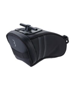 Satteltasche Curvepack schwarz L 100x90x 
 - Geschwungene High End-Satteltasche für die bestmöglichste und natürlichste Position unter dem Sattel 
 - Blaues Innenteil für optimale Sichtbarkeit des Inhalts 
 - LED-Rücklicht Montagehalterung