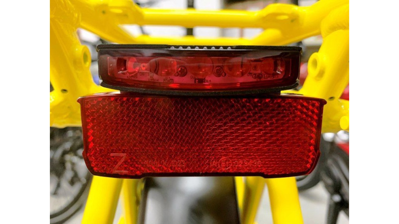 Feu arrière Roxim av. lumière de feinage avec les cables de conexions Feu arrière Roxim av. lumière de feinage avec les cables de conexions