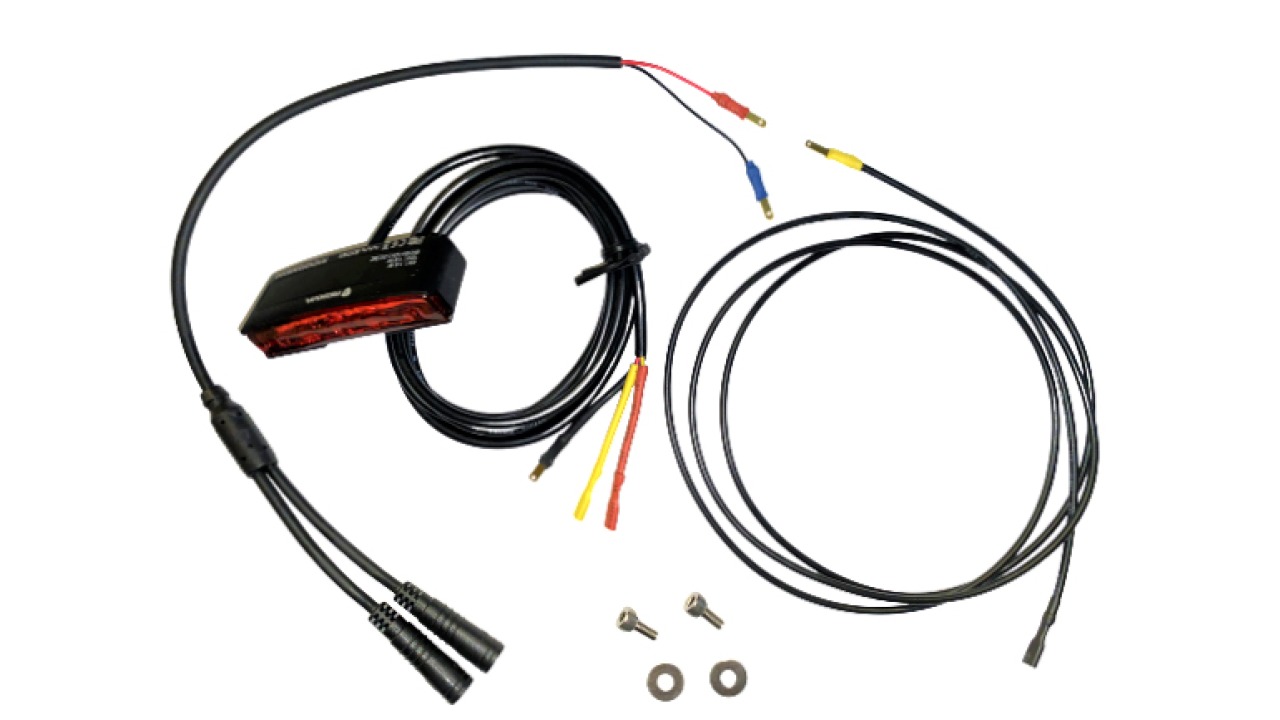 Feu arrière Roxim av. lumière de feinage avec les cables de conexions Feu arrière Roxim av. lumière de feinage avec les cables de conexions