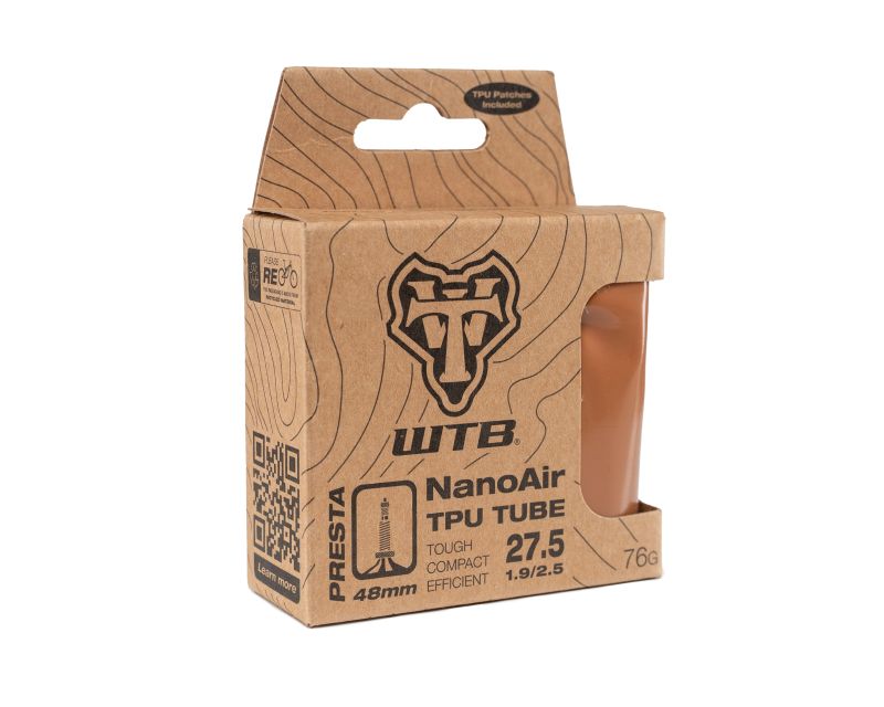 NanoAir TPU Tube, Presta 27.5 x 1.9/2.5' Tan, 48mm valve
Leichter, kompakter und haltbarer. Ja, Sie bekommen alle drei. WTB stellt den NanoAir TPU-Schlauch (Thermoplastisches Polyurethan) vor. Er ist kompakt und lässt sich auf ein Drittel der Größe eines herkömmlichen Schlauchs zusammenpacken. TPU-Schläuche sind robust und durch eine spezielle Konstruktion/Materialschicht sind sie zudem haltbarer als herkömmliche Butylschläuche. Sie haben einen „dieser Tage“ und fahren durch ein Dornengebüsch und haben schon wieder einen Platten? Keine Sorge, wir haben ein paar zusätzliche TPU-Flicken hinzugefügt, damit Sie weiterrollen können. NanoAir TPU Tube, Presta 27.5 x 1.9/2.5' Tan, 48mm valve
Leichter, kompakter und haltbarer. Ja, Sie bekommen alle drei. WTB stellt den NanoAir TPU-Schlauch (Thermoplastisches Polyurethan) vor. Er ist kompakt und lässt sich auf ein Drittel der Größe eines herkömmlichen Schlauchs zusammenpacken. TPU-Schläuche sind robust und durch eine spezielle Konstruktion/Materialschicht sind sie zudem haltbarer als herkömmliche Butylschläuche. Sie haben einen „dieser Tage“ und fahren durch ein Dornengebüsch und haben schon wieder einen Platten? Keine Sorge, wir haben ein paar zusätzliche TPU-Flicken hinzugefügt, damit Sie weiterrollen können.