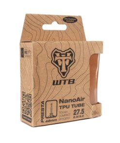 NanoAir TPU Tube, Presta 27.5 x 2.5/3.0' Tan, 48mm valve
 Leichter, kompakter und haltbarer. Ja, Sie bekommen alle drei. WTB stellt den NanoAir TPU-Schlauch (Thermoplastisches Polyurethan) vor. Er ist kompakt und lässt sich auf ein Drittel der Größe eines herkömmlichen Schlauchs zusammenpacken. TPU-Schläuche sind robust und durch eine spezielle Konstruktion/Materialschicht sind sie zudem haltbarer als herkömmliche Butylschläuche. Sie haben einen &bdquo;dieser Tage&ldquo; und fahren durch ein Dornengebüsch und haben schon wieder einen Platten? Keine Sorge, wir haben ein paar zusätzliche TPU-Flicken hinzugefügt, damit Sie weiterrollen können.