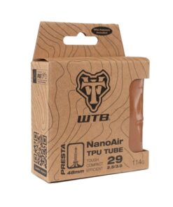 NanoAir TPU Tube, Presta 29 x 2.5/3.0' Tan, 48mm valve
 Leichter, kompakter und haltbarer. Ja, Sie bekommen alle drei. WTB stellt den NanoAir TPU-Schlauch (Thermoplastisches Polyurethan) vor. Er ist kompakt und lässt sich auf ein Drittel der Größe eines herkömmlichen Schlauchs zusammenpacken. TPU-Schläuche sind robust und durch eine spezielle Konstruktion/Materialschicht sind sie zudem haltbarer als herkömmliche Butylschläuche. Sie haben einen &bdquo;dieser Tage&ldquo; und fahren durch ein Dornengebüsch und haben schon wieder einen Platten? Keine Sorge, wir haben ein paar zusätzliche TPU-Flicken hinzugefügt, damit Sie weiterrollen können.