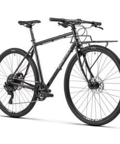 ARISE GEARED metallic black 700C/58-XL 
 Änderungen auf Modelljahr 2023 
 - Seido Waypoint double butted flat bar 
 - Seido Meander stem 
 - Microshift Advent 11 - 46 T wide range Kassette 
 - Seido Arc front hub 
 - Seido Arc rear hub 
 - Seido Origin saddle 
 - Seido Beech seatpost 
 - Bombtrack Prime seat clamp 
 - Seido Deck frontrack, aluminium 
 
 Highlights des Komplettrads 
 - Doppelt konifizierter Crmo-Rahmen mit verschiebbaren Ausfallenden und interner Kabelführung für die Beleuchtung. 
 - Die Größen XS und S werden mit 27,5''-Laufrädern geliefert, um eine optimale Passform ohne Kompromisse bei der Geometrie zu gewährleisten. 
 - Crmo-Gabel mit interner Lichtkabelführung. 
 - Rahmen und Gabel mit Gepäckträger- und Schutzblechbefestigung. 
 - Microshift Advent gekuppeltes Schaltwerk mit breitem Bereich 9-Gang 11 - 46 T Kassette. 
 - Seido Deck Vorderradgepäckträger inklusive. 
 - Hydraulische Scheibenbremsen von Shimano mit 160-mm-Rotoren.  
 - WTB ST Tubeless-Felgen. 
 - Seido Arc Scheibenbremsnaben mit 12 mm Steckachsen.