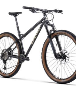 CALE CRMO XT metallic black 29'/43-M 
 Änderungen auf Modelljahr 2023 
 - new Model 2023 
 
 Highlights des Komplettrads 
 - Doppelt konifizierter Crmo-Trail-MTB-Rahmen mit Gepäckträger- und Schutzblechbefestigung und BSA-Tretlager. 
 - Vierfach konifiziertes Unterrohr mit elliptisch variierender Wandstärke am Steuerrohrübergang. 
 - RockShox 35 Gold RL Federgabel mit 130 mm Federweg, Boost Spacing, 35 mm Standrohren und 44 mm Offset. 
 - Seido Illusion 35 mm Oversized Lenker, 800 mm breit und Seido Chase Vorbau mit 40 mm Verlängerung. 
 - WTB ST i29 TCS 2.0" Tubeless Ready-Felgen mit Maxxis Ardent 29 x 2.4" TLR-Reifen. 
 - Seido Grad Boost Scheibenbremsnabe vorne mit 15 mm Steckachse. 
 - Seido Gon Boost High Engagement Scheibenbremsnabe hinten mit 12 mm Steckachse. 
 - Shimano Deore XT 12-Gang-Antriebssystem mit 10-51-Gang-Kassette. 
 - Hydraulische Shimano Deore XT Scheibenbremse mit vier Kolben vorne und zwei hinten für maximale Leistung und Kontrolle. 
 - Shimano SM-RT76 203 mm / 180 mm Bremsscheiben. 
 - KS E20i 30,9 mm Sattelstütze mit 150 mm Federweg.