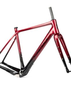 Rahmen Hook Ext-C rot/schwarz glanz 50-S empfohlene Körpergrösse 163-173cm
 - Carbon-Rahmen mit UDH Schaltauge, Tretlagerschale 85.5mm x T47 Gewinde, komplett interne Kabelführung möglich. 
 - SEIDO MGV Carbon Gabel mit konischer Form, interne Kabelführung und Dreifachkäfigaufnahmen. 
 - Direkte Taschenbefestigung am Oberrohr, dreifach Flaschenhalterbefestigung am Unterrohr und am Sitzrohr für eine optimale Flaschenposition, Flaschenhalterbefestigung unterhalb des Unterrohrs und Gepäckträgerbefestigung.