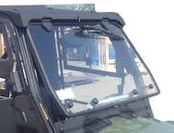 WINDSHIELD GLAS M. DICHT. UXV 700 SPORT 
 <b>Set bestehend aus: </b> 
 <b>Windschutzscheibe, Scheibenwischer und Scheibenwaschanlage.</b> 
 
 ** 
 - nicht passend auf UXV 700 Sport 
 - Transport Fr. 180.-